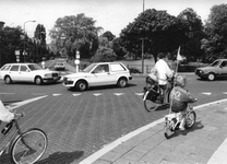 842779 Afbeelding van de onveilige verkeerssituatie voor fietsers op de kruising Singel (voorgrond) - Westdam (rechts) ...